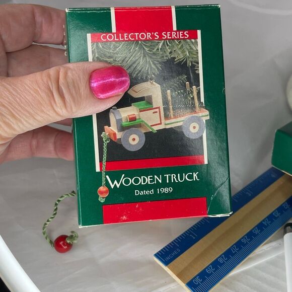 Hallmark 1989 Wooden Truck ornament in box - Picture 5 of 5